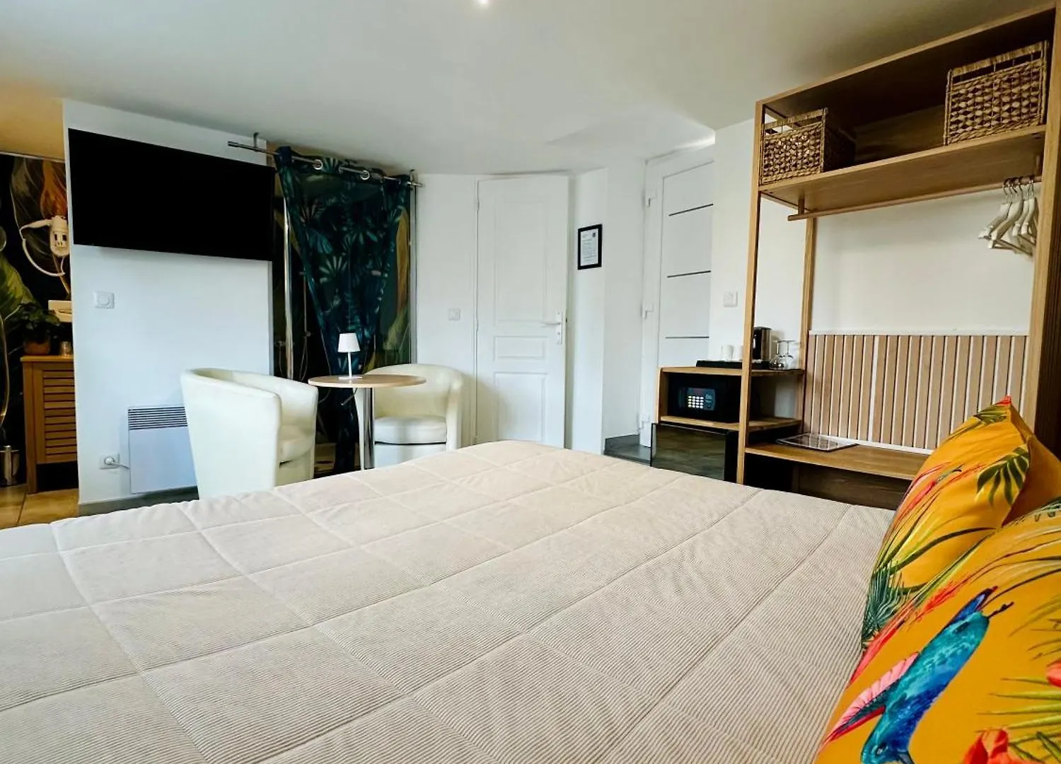 Hotel Eden Cassis - Centre-Ville- Piscine Chauffee, Jacuzzi Et Sauna - Parking Prive