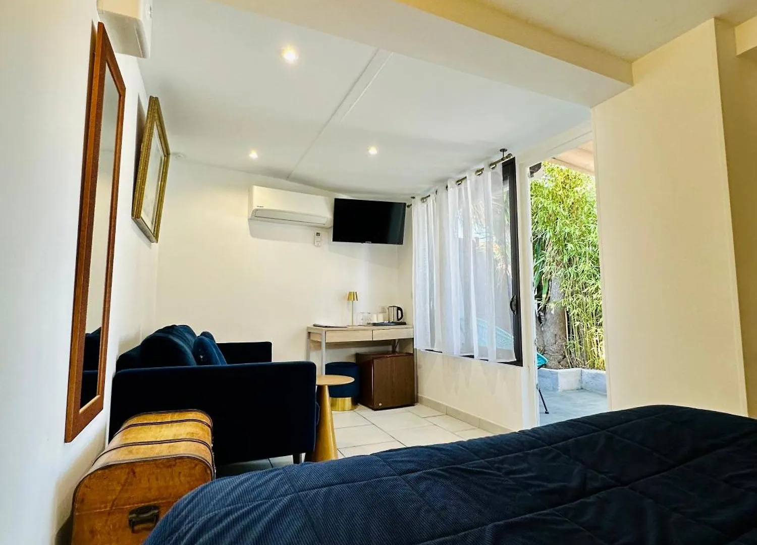 Hotel Eden Cassis - Centre-Ville- Piscine Chauffee, Jacuzzi Et Sauna - Parking Prive 3*,  France